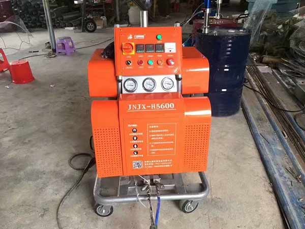 樓房做保溫層的聚氨酯材料用什么發(fā)泡機?(圖2) H5600樓房做保溫層的聚氨酯材料噴涂發(fā)泡機