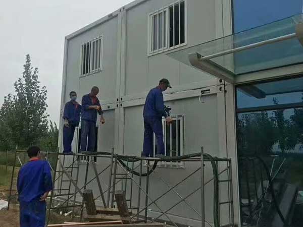 輕鋼別墅房屋保溫聚氨酯好不好 小型聚氨酯發(fā)泡機(jī)(圖1) 輕鋼別墅房屋保溫聚氨酯發(fā)泡噴涂