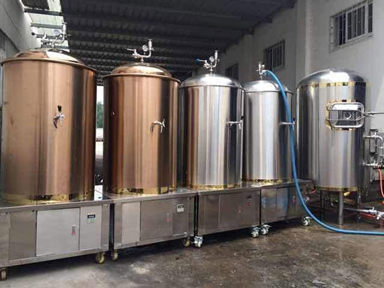 啤酒罐聚氨酯填充夾層澆注 發(fā)泡機(jī)(圖1) 啤酒罐聚氨酯填充夾層澆注