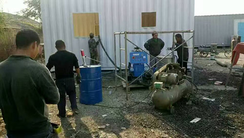 聚氨酯涂料噴涂機(圖1) Q2600型聚氨酯涂料噴涂機用于移動房屋保溫噴涂