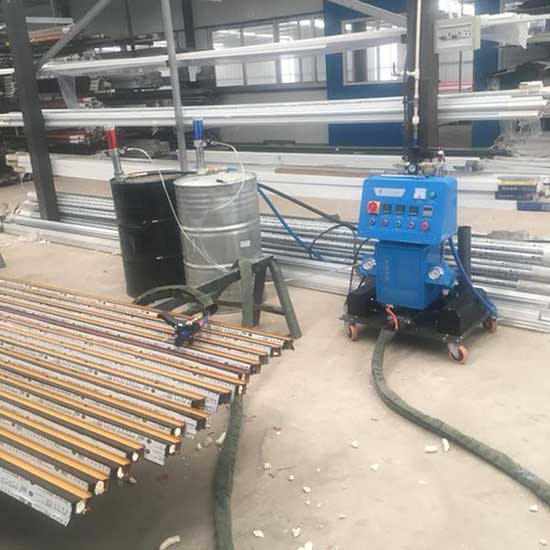 鋁型材澆注發(fā)泡機(jī)(圖1) Q2600D聚氨酯鋁型材澆注發(fā)泡機(jī)
