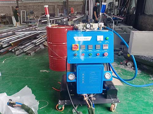 聚氨酯泡沫噴涂 聚氨酯泡沫發(fā)泡機(圖2) Q2600D聚氨酯泡沫發(fā)泡機