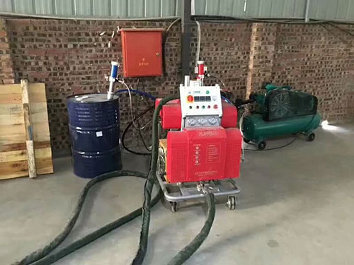 泡沫雕塑表面硬化(圖1) 泡沫雕塑表面硬化涂料聚脲噴涂機(jī)