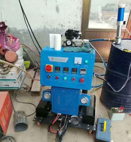 太陽能水管保溫套管澆注(圖2) Q2600D定時(shí)定量聚氨酯發(fā)泡機(jī)