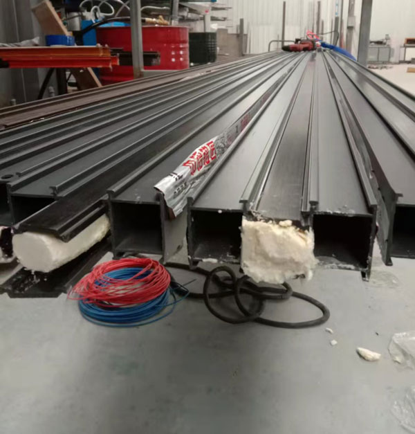 聚氨酯發(fā)泡用到哪些設(shè)備(圖3) 聚氨酯發(fā)泡斷橋鋁填充案例