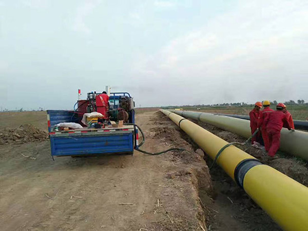 聚氨酯現場發(fā)泡(圖2) 聚氨酯現場發(fā)泡管道補口保溫