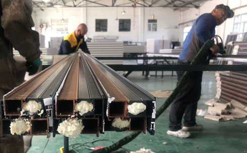 鋁型材填充發(fā)泡機(jī)(圖5) 鋁型材填充發(fā)泡機(jī)(圖5)